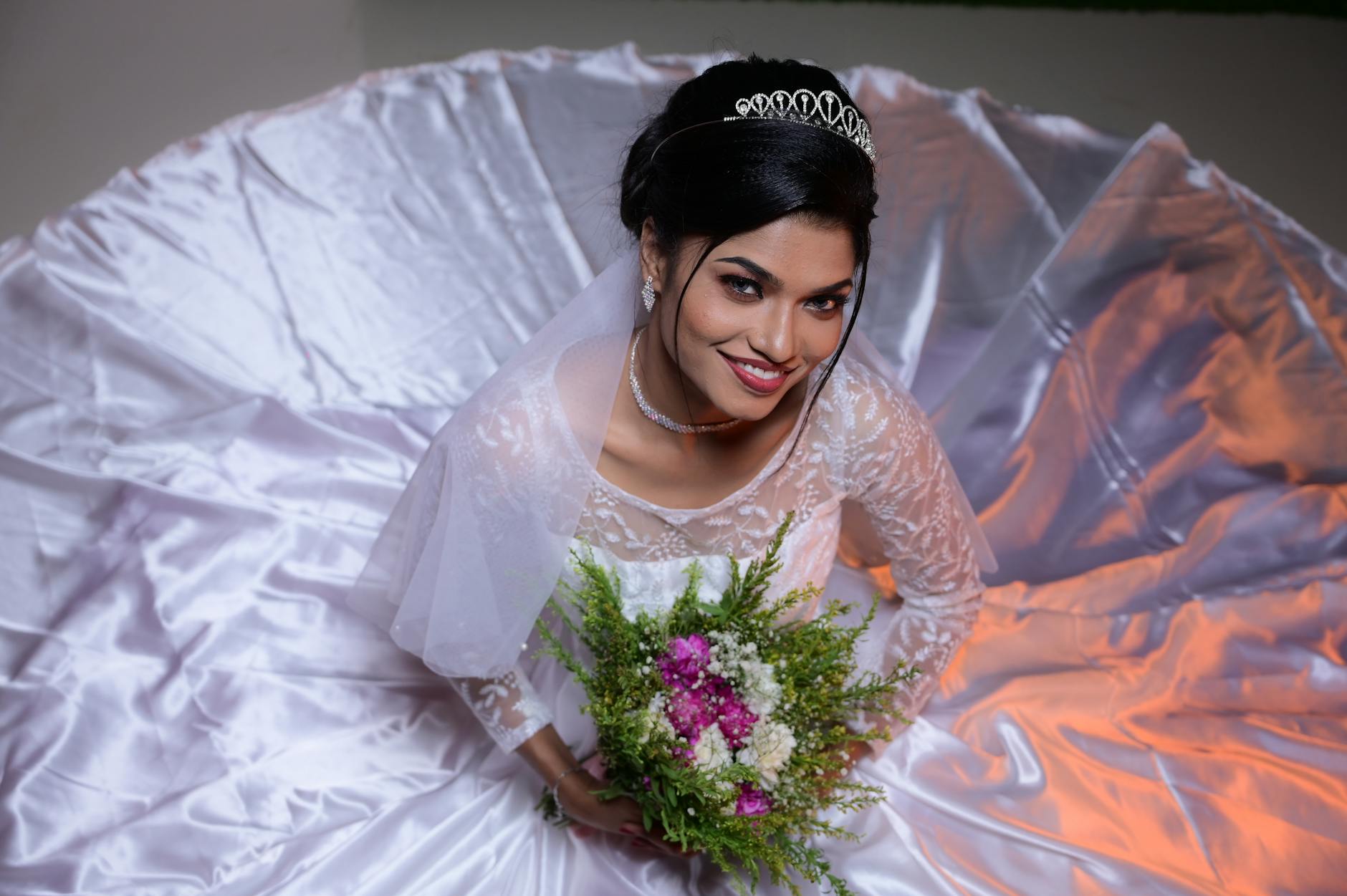 Ilustracja: Jak wybrać suknię ślubną - Kompleksowy poradnik dla każ Jak wybrać suknię ślubną - Kompleksowy poradnik dla każdej panny młodej - zdjecie w tresci